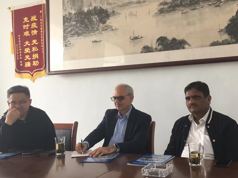 国外客商参观考察我们公司设备